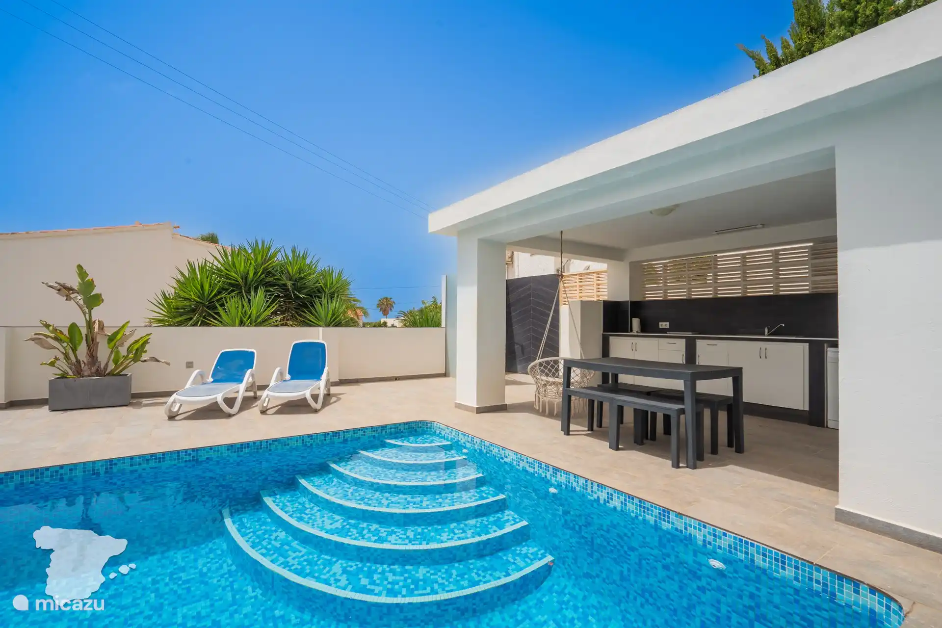 Privater Swimmingpool mit Terrasse