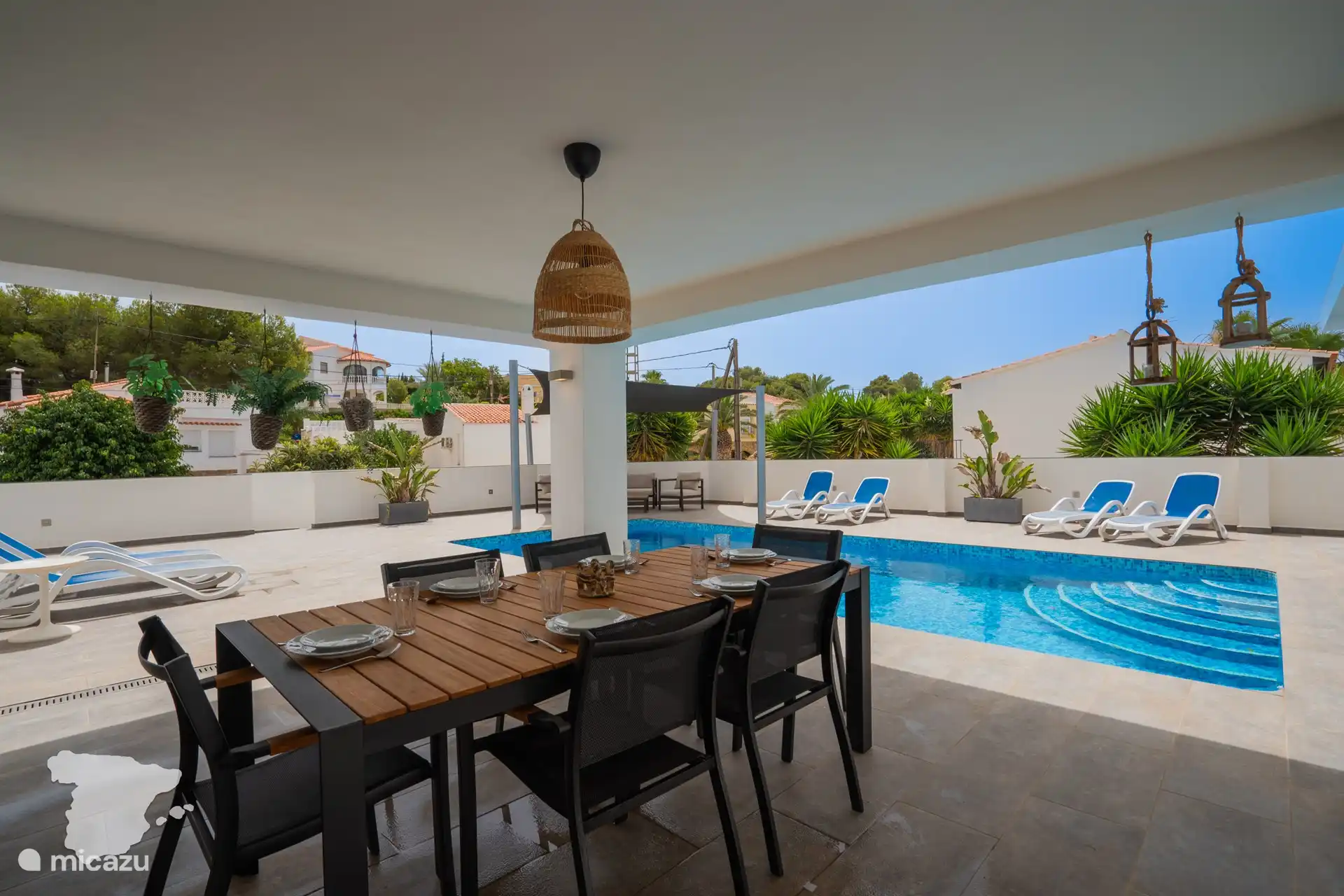 Überdachter Essbereich