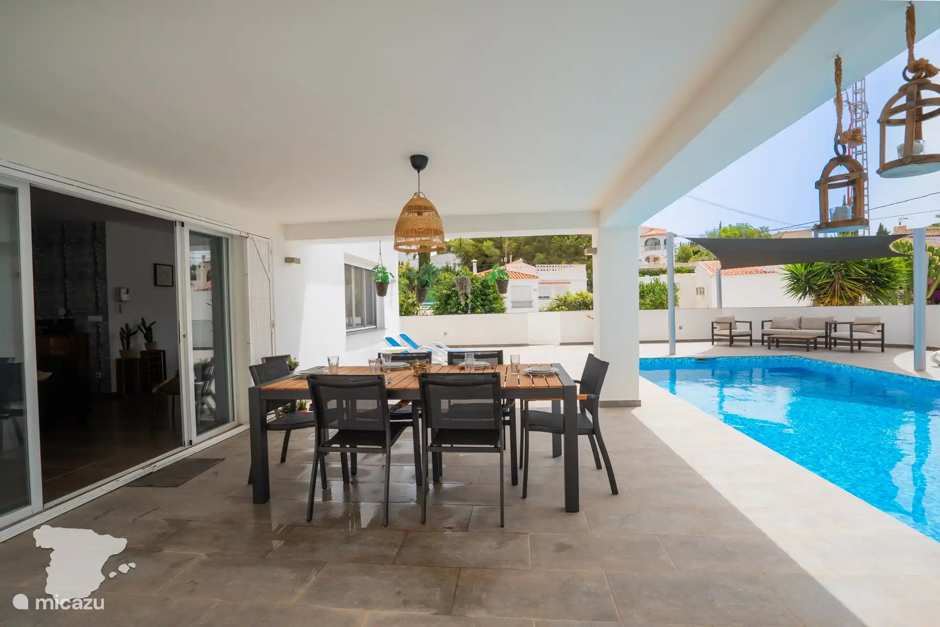 Überdachter Essbereich