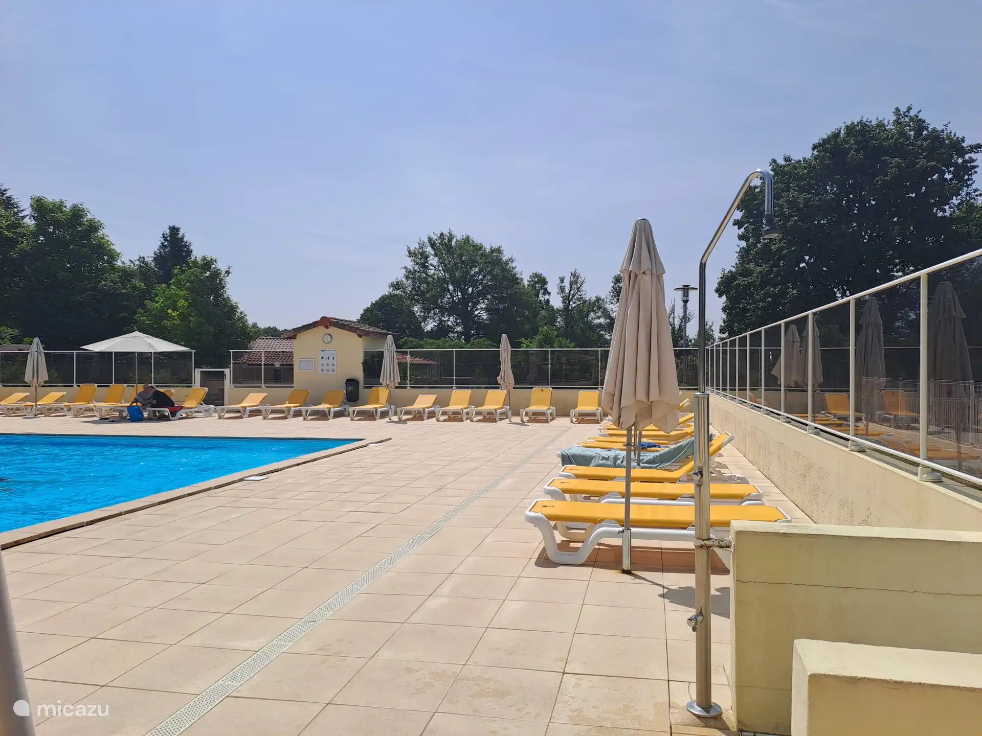 Zwembad met ligbedden en parasols staan tot uw beschikking 