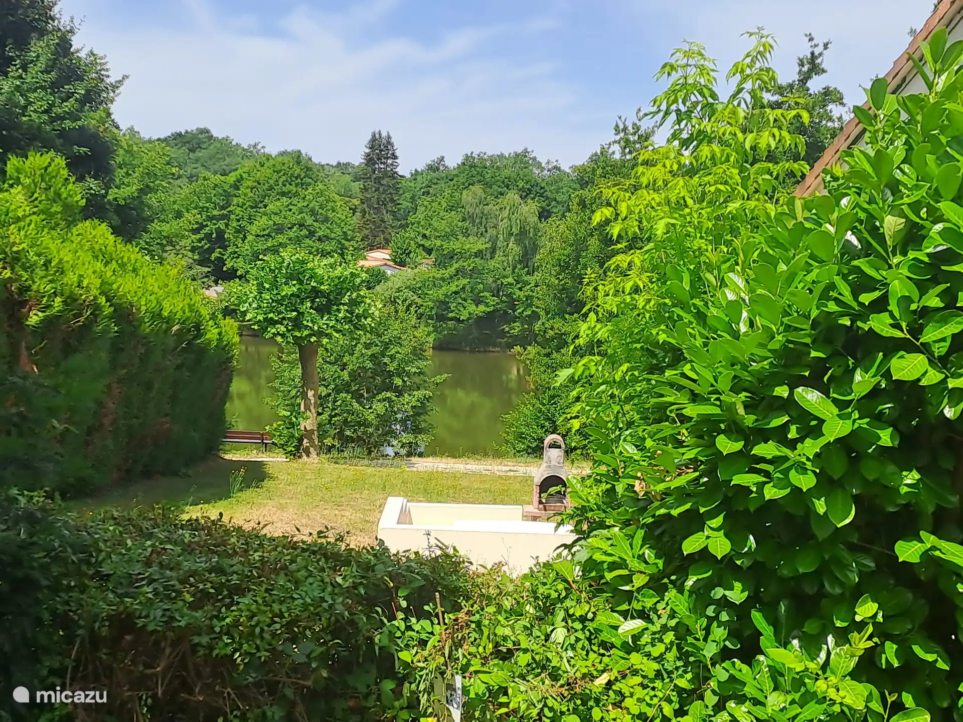 Prachtig uitzicht over het meer vanaf het balkon