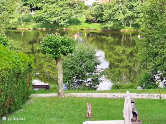 Tinkers Bell en Francia, Charente, Écuras - casa vacacional También se puede contemplar el lago desde el jardín.