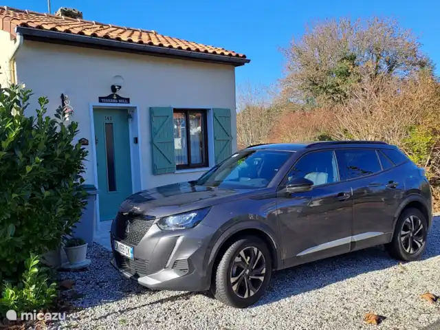 Tinkers Bell en Francia, Charente, Écuras - casa vacacional Plaza de aparcamiento justo enfrente de la puerta principal.