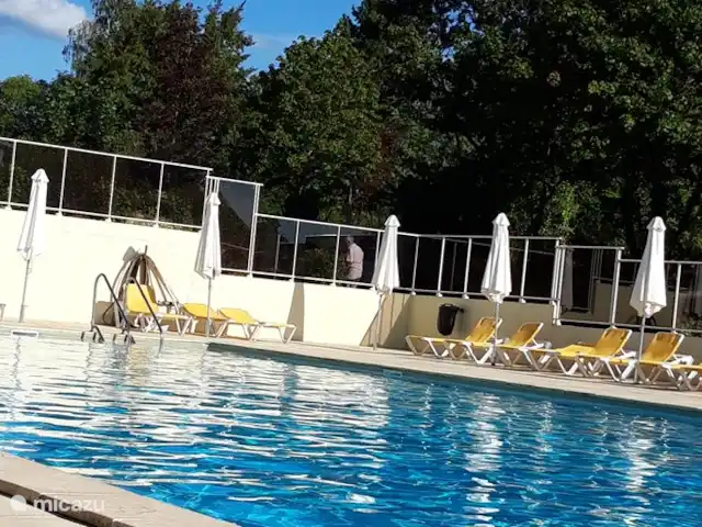 Tinkers Bell en Francia, Charente, Écuras - casa vacacional La piscina con tumbonas, también aquí está al lado de una piscina infantil con valla.
