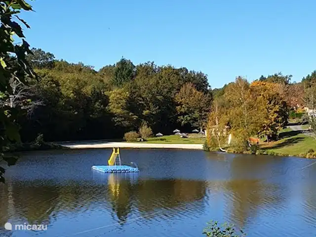 Tinkers Bell en Francia, Charente, Écuras - casa vacacional Desde el balcón se tiene una vista sobre el hermoso lago para nadar. Aquí los niños pueden disfrutar del tobogán y de las balsas donde los niños pueden jalarse de un lado a otro del lago.