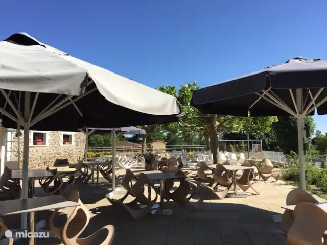 Tinkers Bell en Francia, Charente, Écuras - casa vacacional Terraza junto a la piscina, sabrosas bebidas o aperitivos para llevar del bar