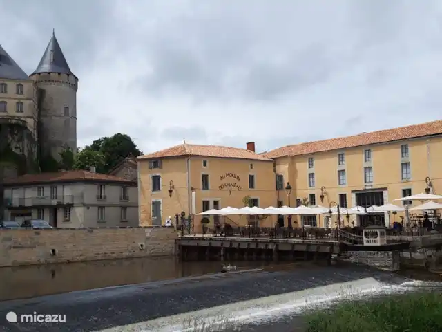 Tinkers Bell en Francia, Charente, Écuras - casa vacacional Delicioso almuerzo y disfrute de la vista del Chateau.