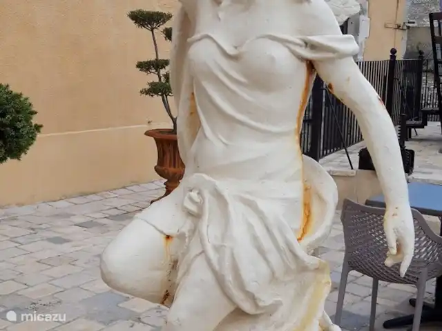 Tinkers Bell en Francia, Charente, Écuras - casa vacacional Estatuas en el Restaurant du Chateau