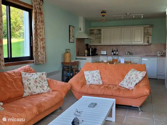 Tinkers Bell en Francia, Charente, Écuras - casa vacacional El acogedor salón con cocina abierta.