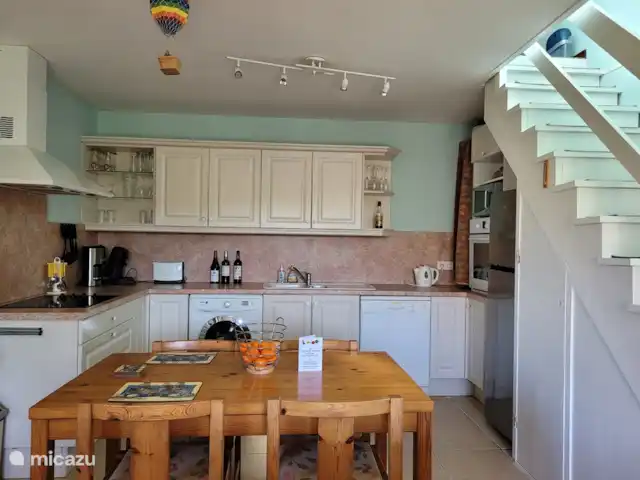 Tinkers Bell en Francia, Charente, Écuras - casa vacacional La cocina con todas las comodidades modernas. Lavavajillas, lavadora, frigorífico, microondas, senseo, cafetera, tetera, tostadora, etc. etc.