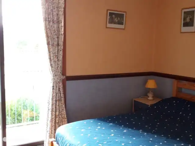 Tinkers Bell en Francia, Charente, Écuras - casa vacacional El dormitorio principal con puertas corredizas al hermoso balcón donde tiene una hermosa vista sobre el lago.