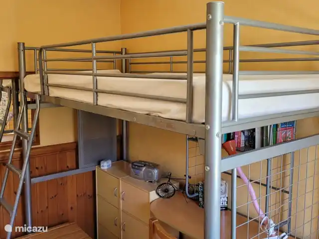 Tinkers Bell en Francia, Charente, Écuras - casa vacacional El segundo dormitorio con la sólida cama alta y el escritorio y la cama individual.