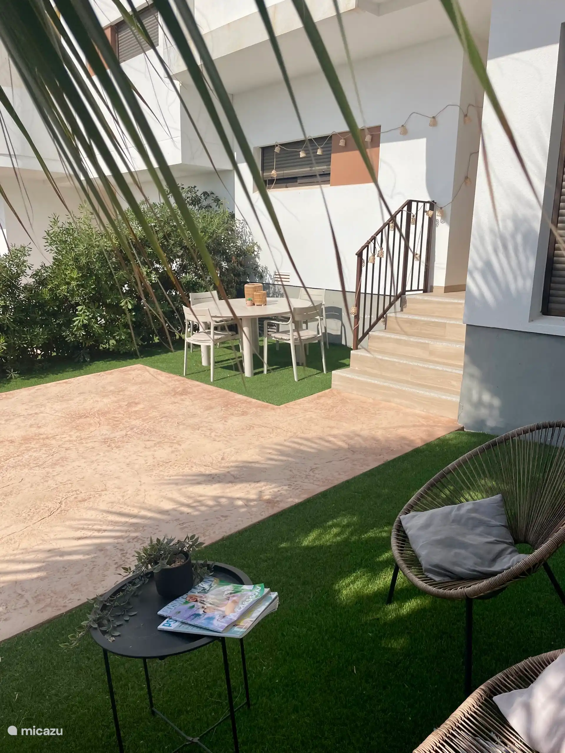 Terras aan de oostkant mét een eetset en loungeset. 
 In de winter kan u genieten van een ontbijtje in de zon. TIjdens de warme zomermaanden kan u hier genieten van een lekkere avondmaaltijd. 