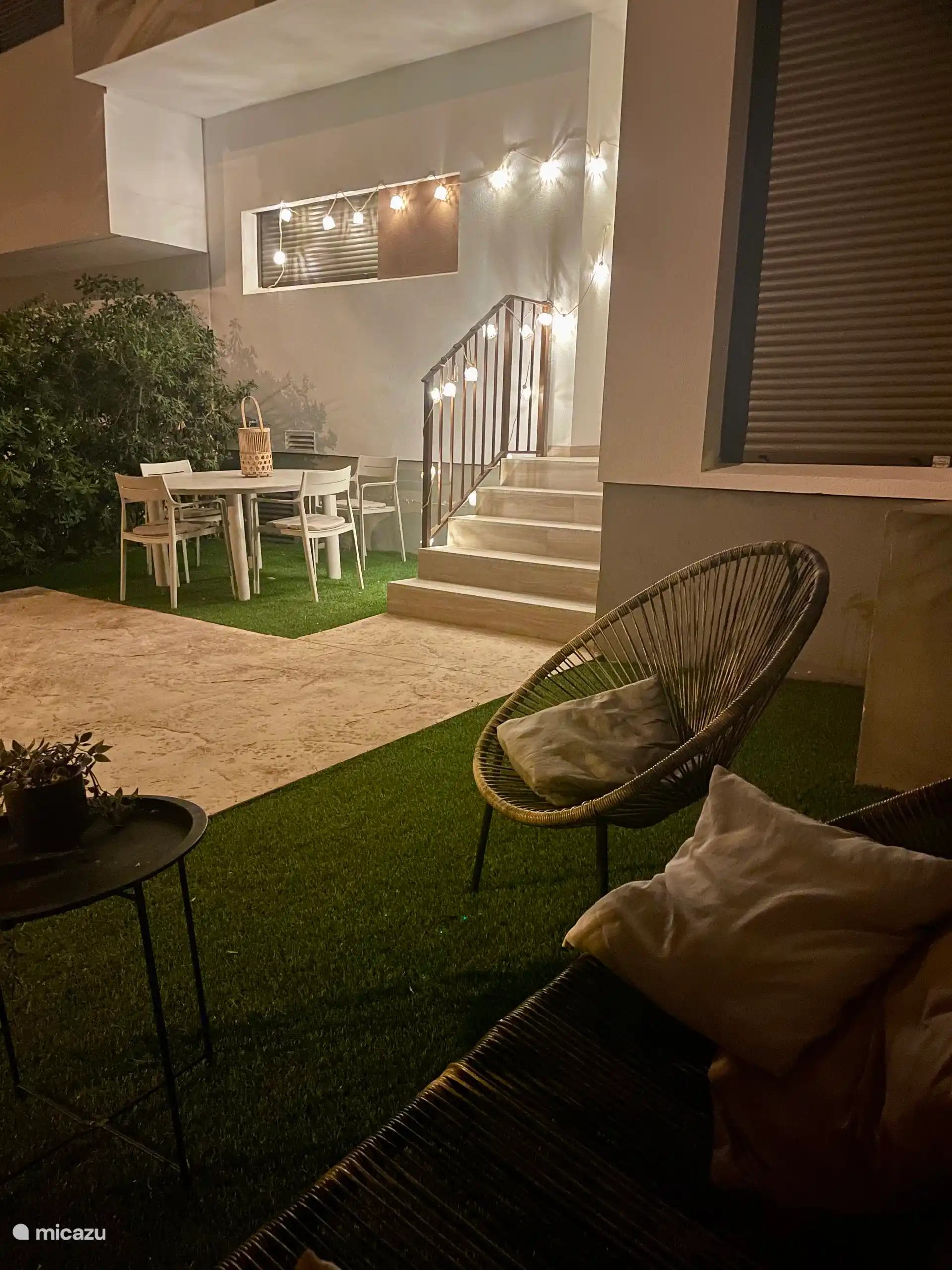 Sfeervol terras aan de oostzijde 