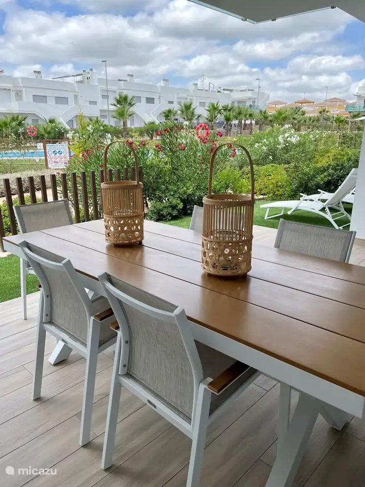 Ruim terras aansluitend aan de mooie tuin met zwembad. 