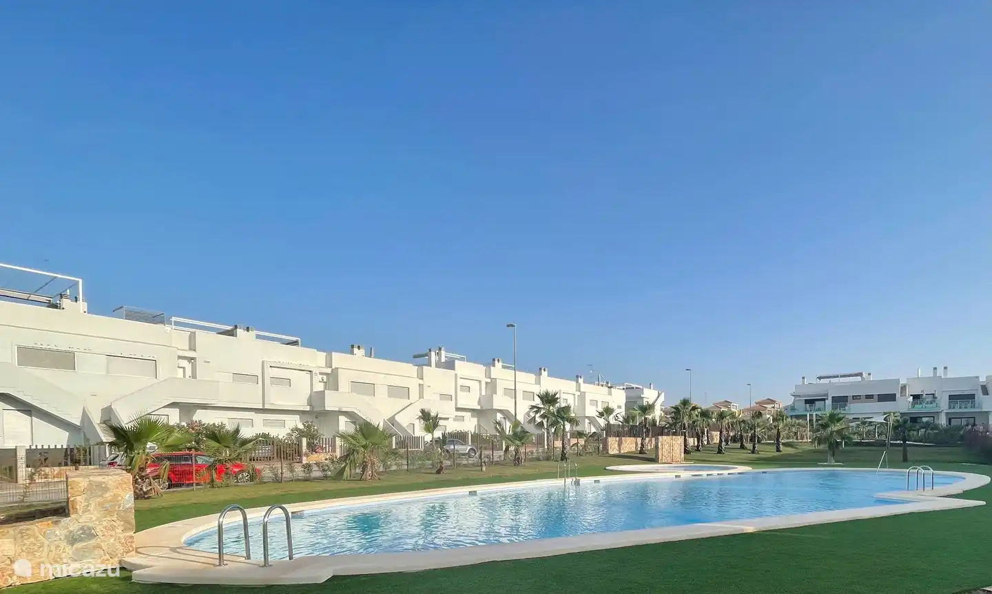 Het zwembad met Jacuzzi gedeelte. 