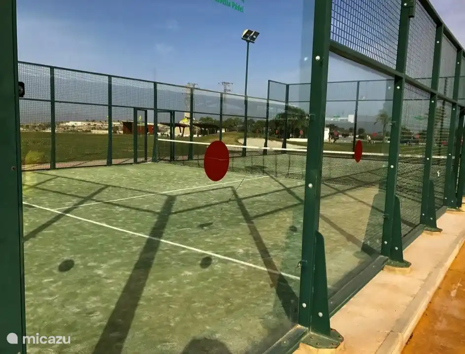 3 padelcourts op het domein 