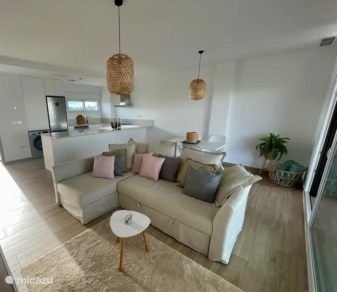 Ruim en licht appartement met zicht op het zwembad. 