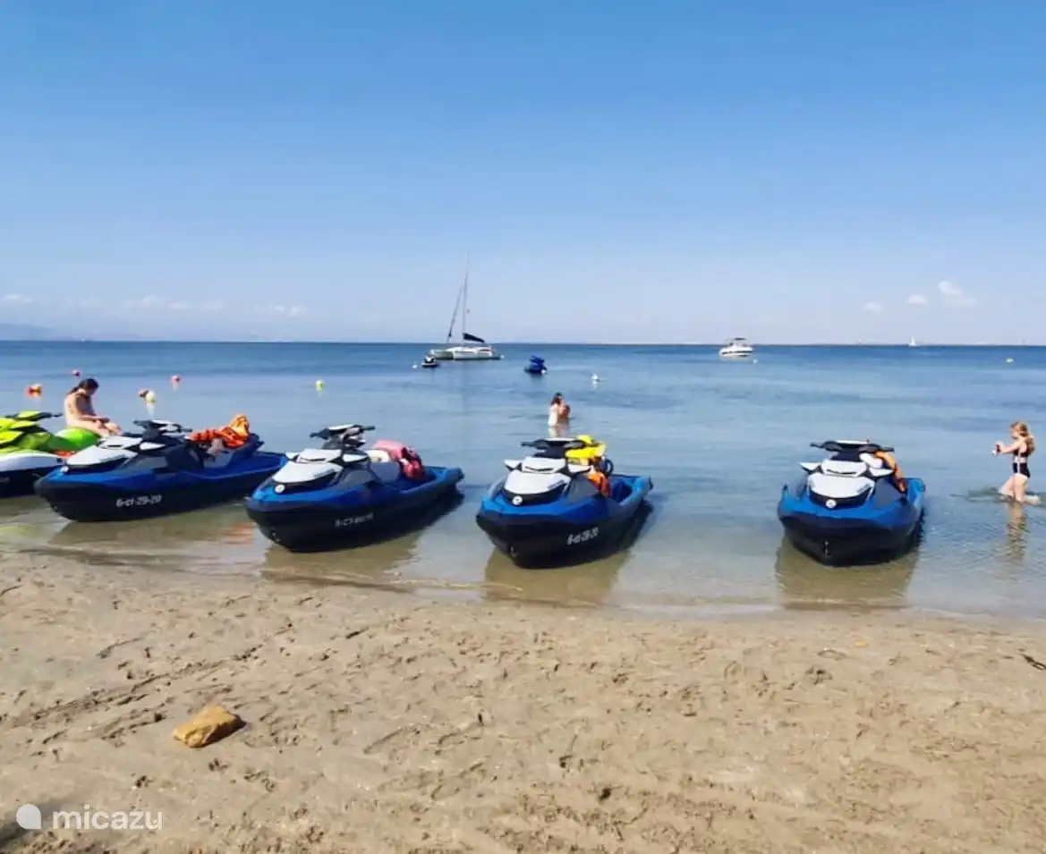 Bij Stella Maris te Cabo Roig kan je jetski’s huren. 