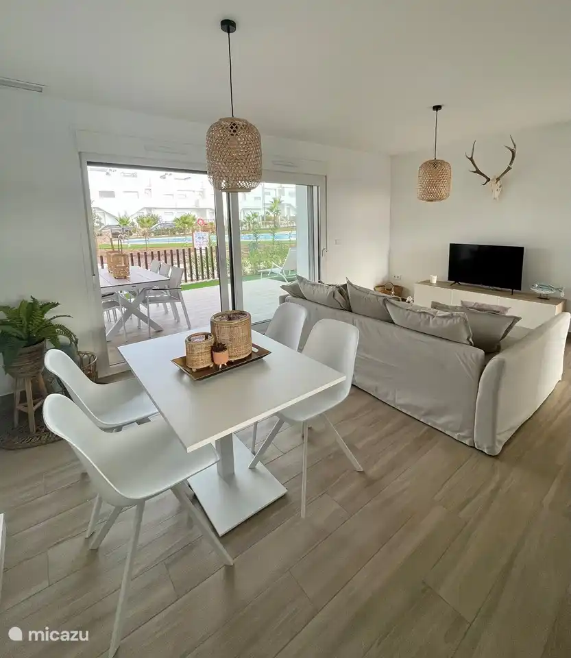 Zicht op het zwembad en de prachtige tuin. 