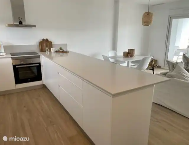 Keuken met breed keukenblad.