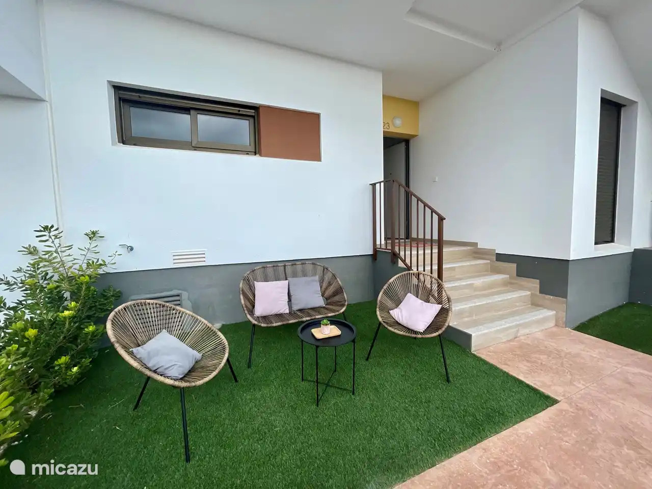 Heerlijk terras om in de winter in de ochtend van je koffie of thee te genieten, zalig! 
Het appartement beschikt over 2 ruime terrassen met tuintje. 