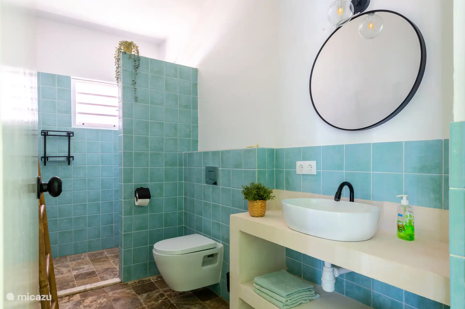 Modernes Badezimmer mit Regendusche