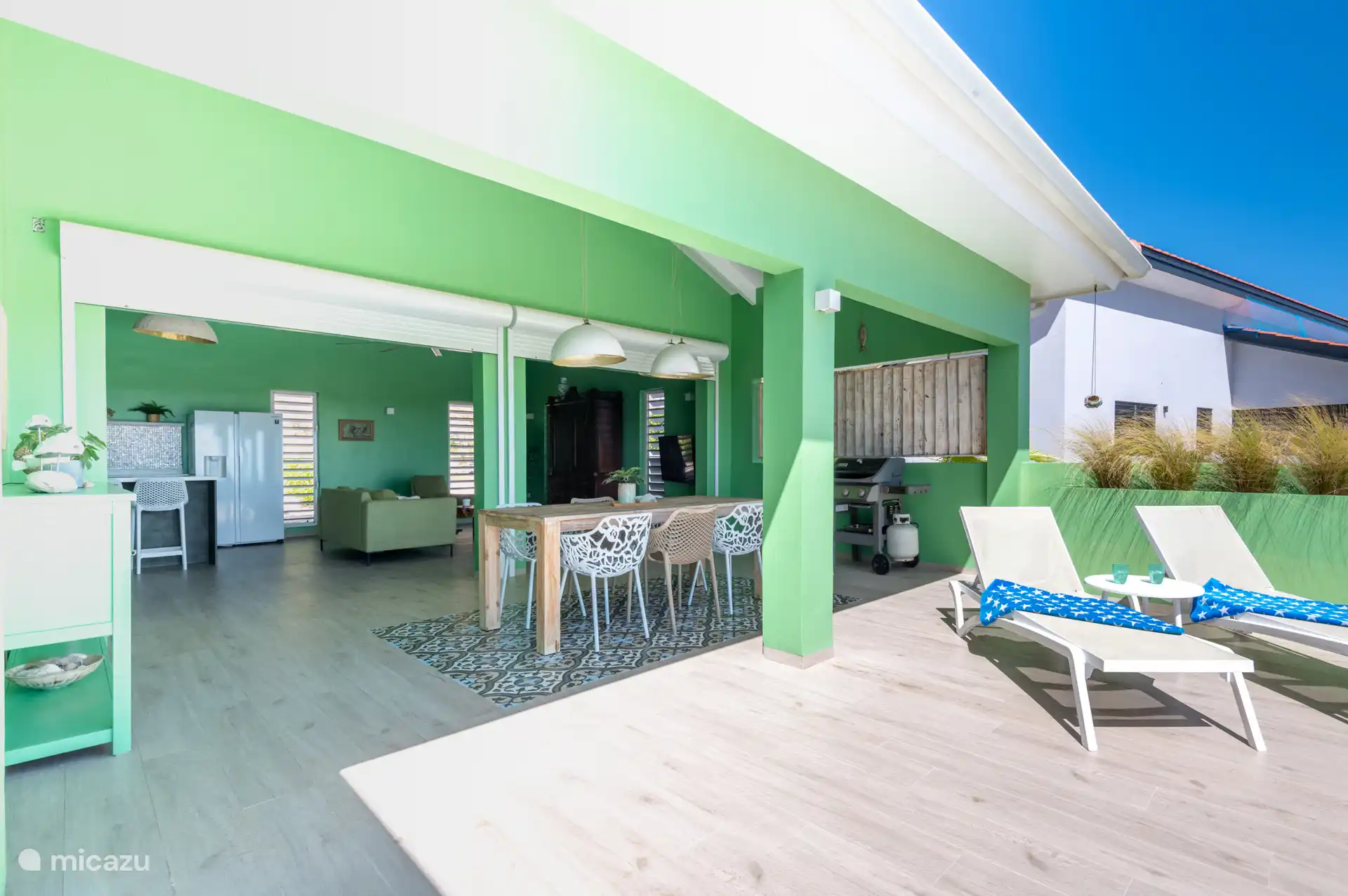 Schöne Veranda im Freien mit Sonnenliegen