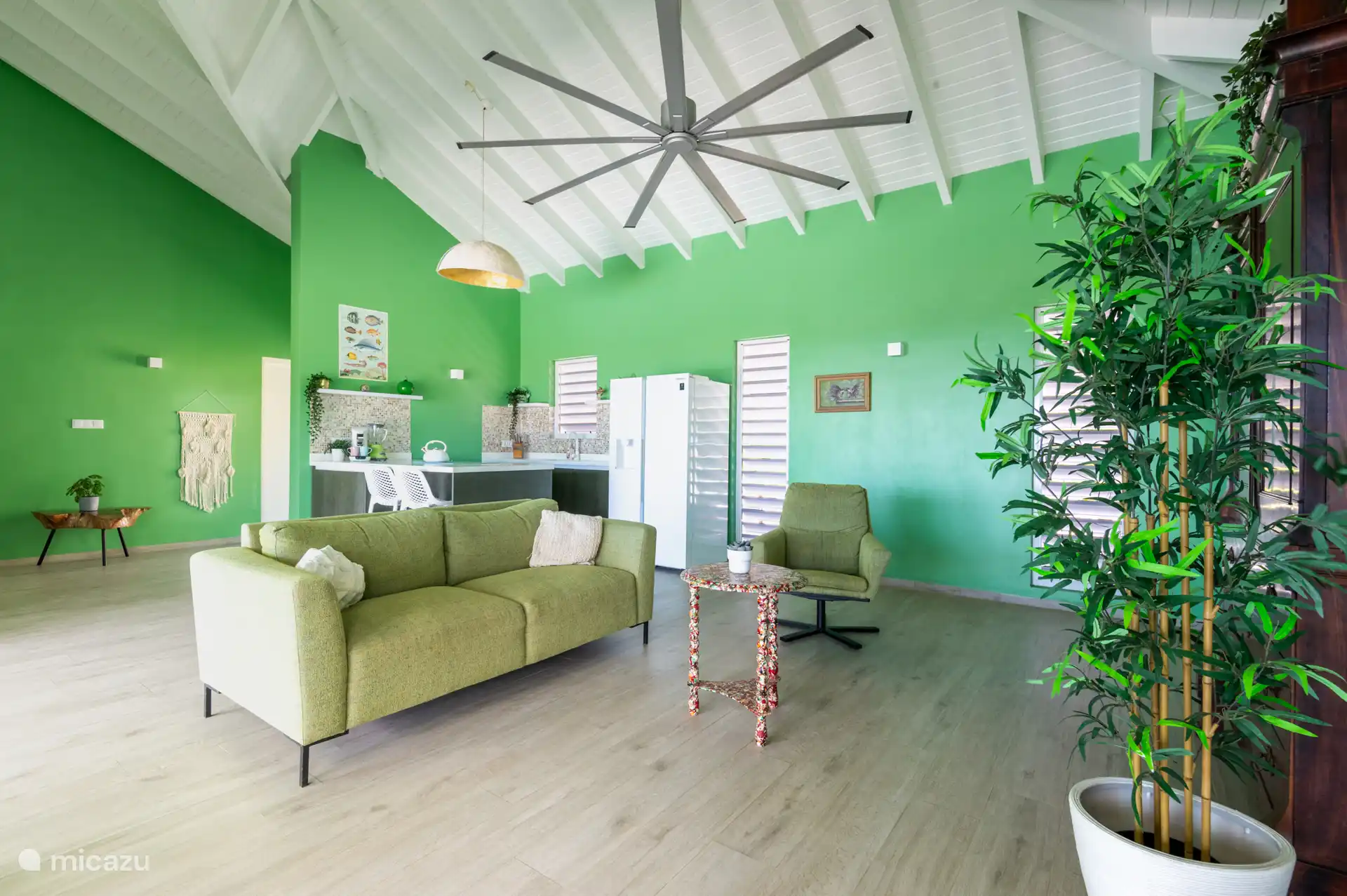 Großes Wohnzimmer mit offener Küche