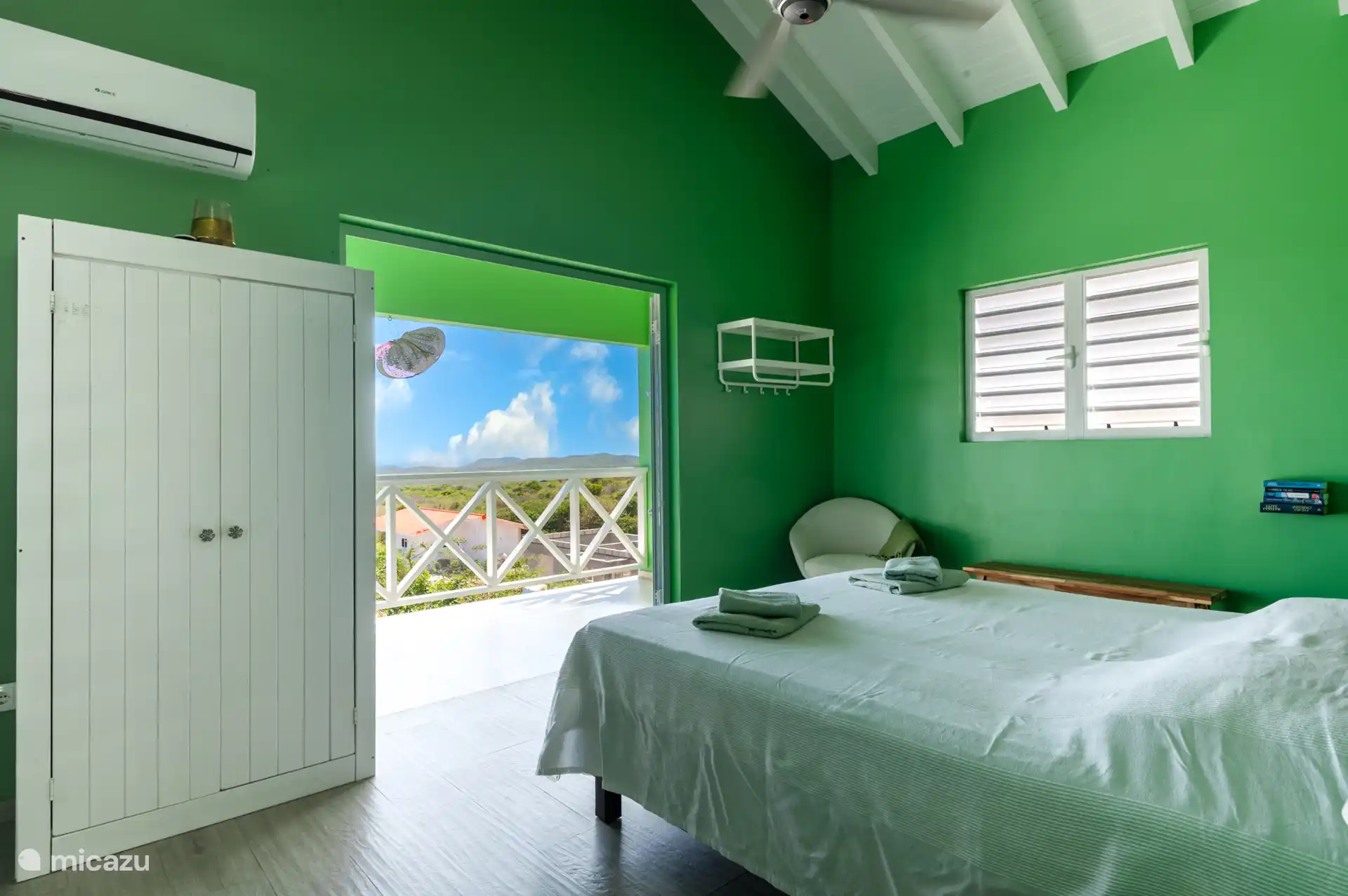 Schlafzimmer mit Terrassentüren mit Aussicht