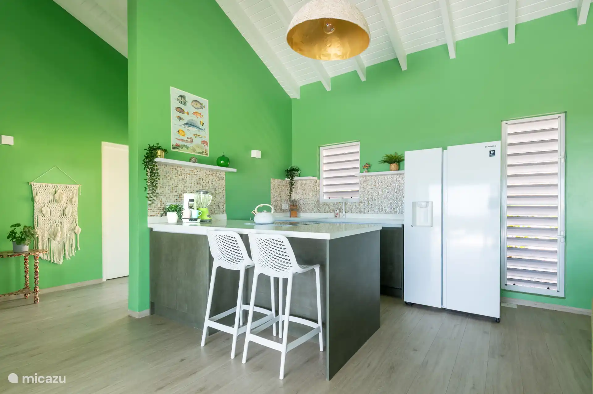 Schöne, geräumige offene Küche mit Bar und Big American-Kühlschrank