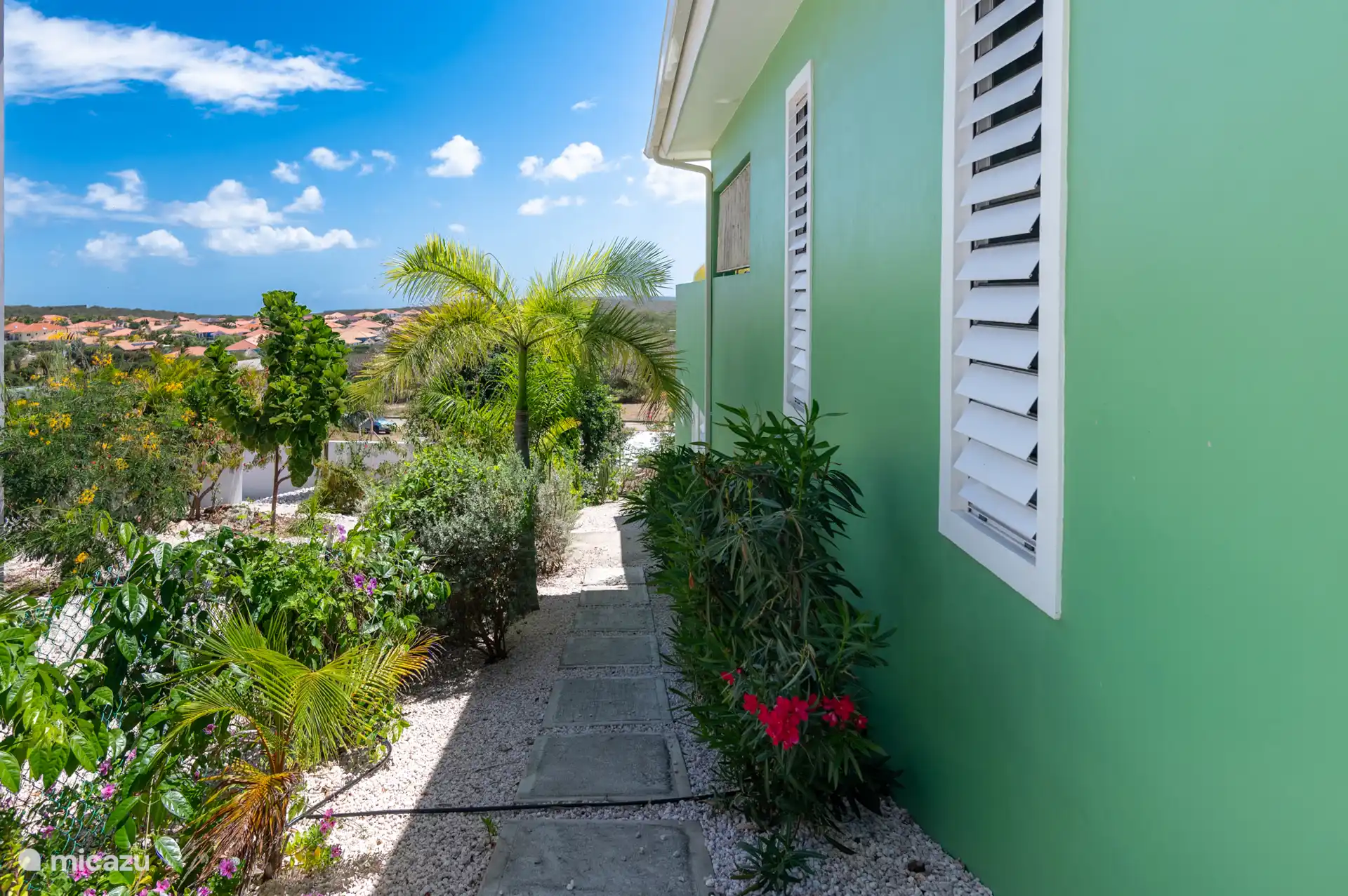 Seite mit großzügig bepflanztem Garten und Aussicht
