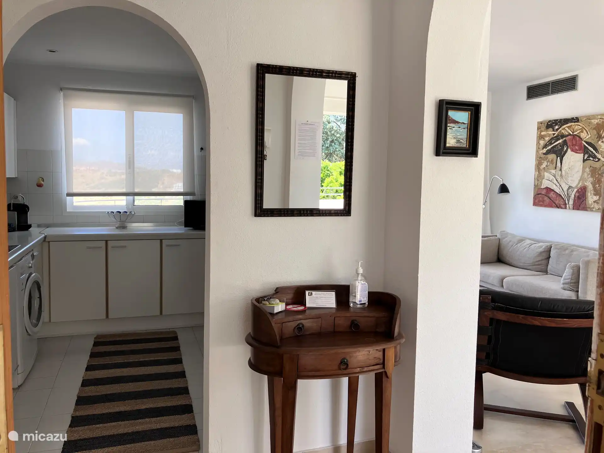 Hall d’entrée à la cuisine et au salon