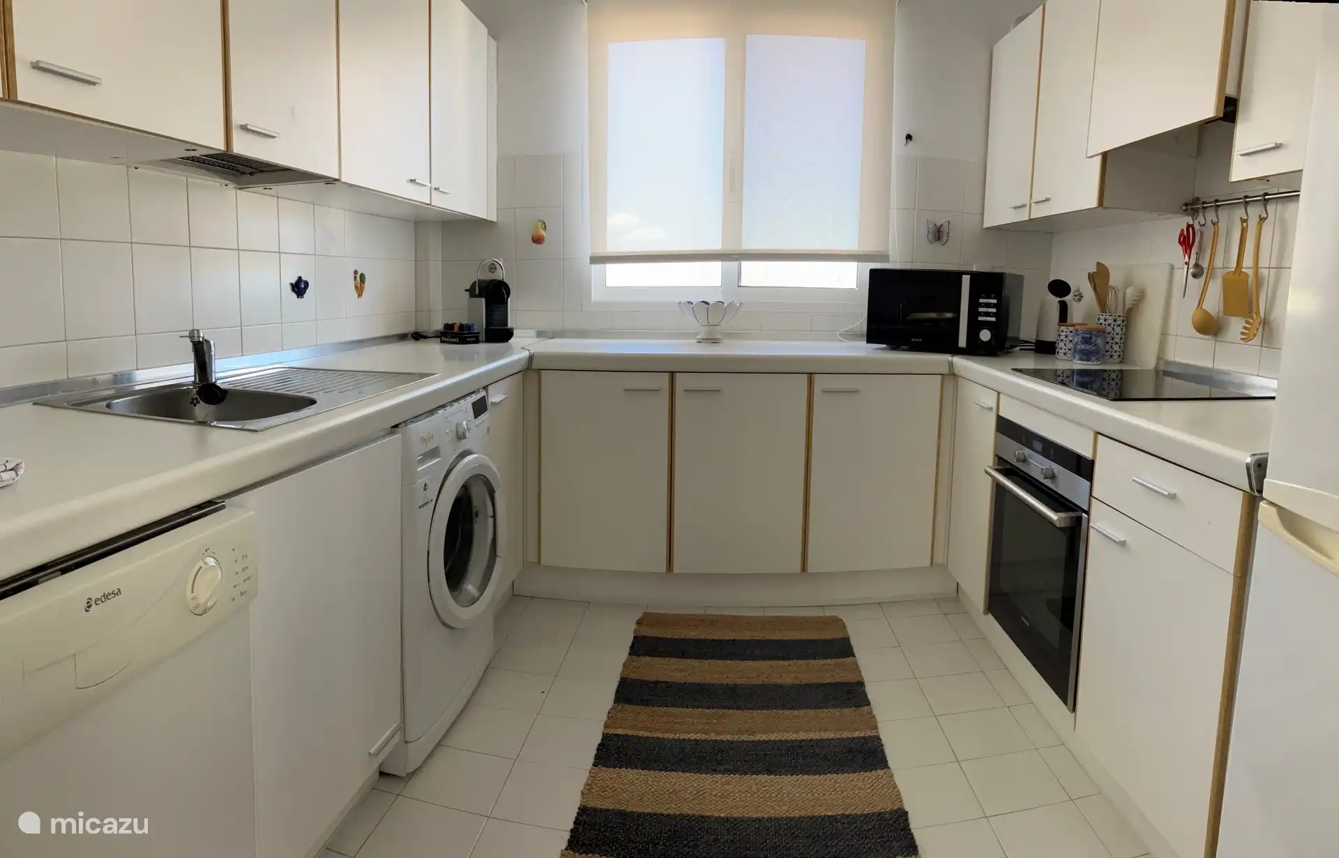 cuisine avec lave-vaisselle, réfrigérateur/congélateur, lave-linge, micro-ondes, Nespresso, four/plaque vitrocéramique...