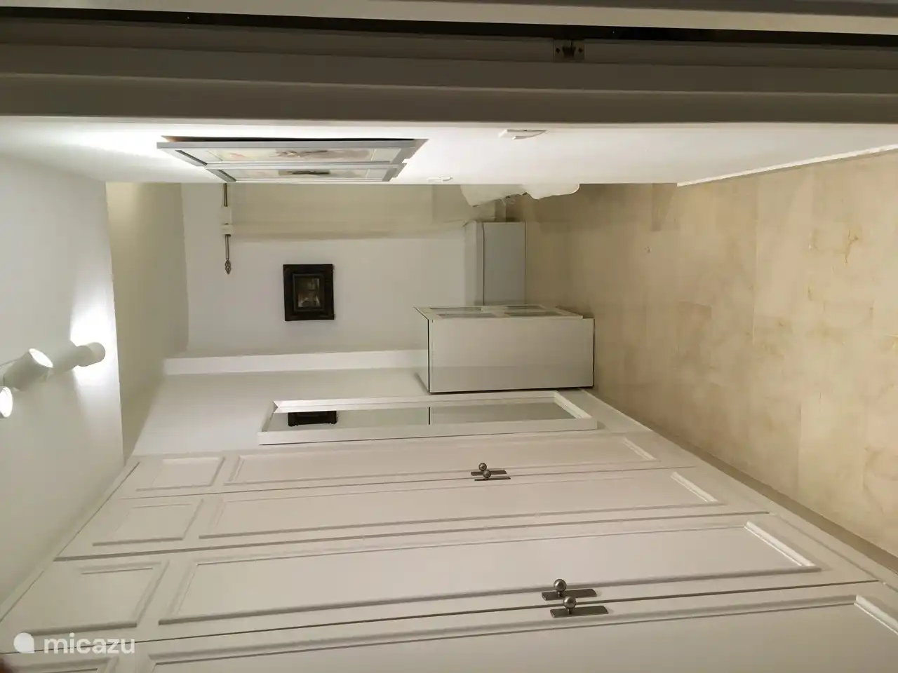 Hall vers chambre 1/salle de bain 1