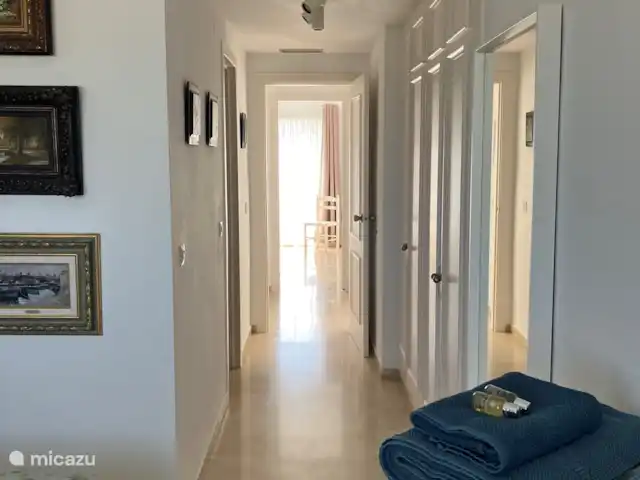 Estepona Golf T1 | Espagne, Costa del Sol, Estepona - appartement couloir menant à la salle de bain 1 et à la chambre 1