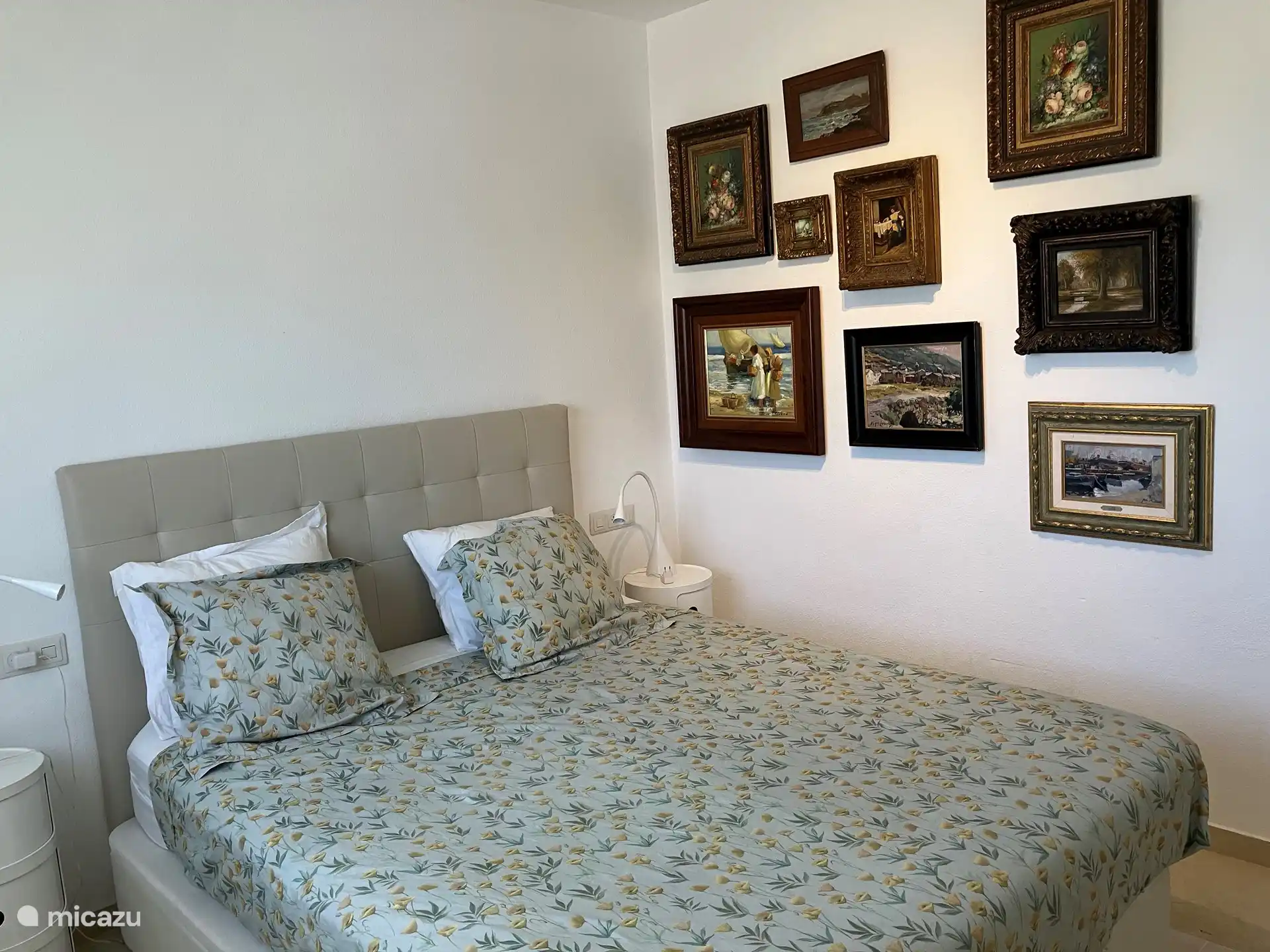 Chambre 1 avec plus de peintures 
