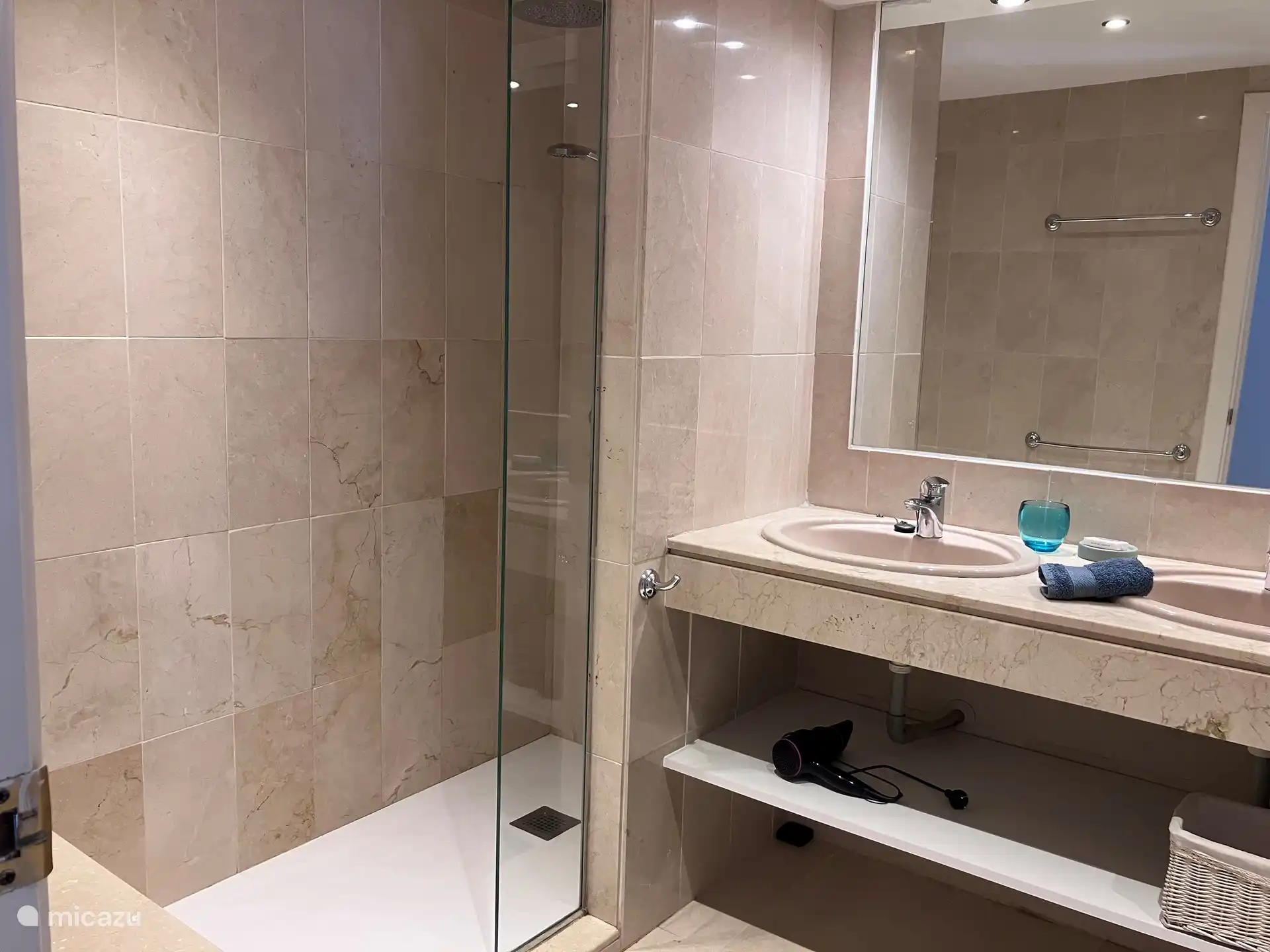 Salle de bain 1 avec douche à l’italienne