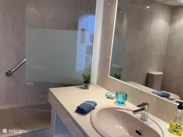 Estepona Golf T1 | Espagne, Costa del Sol, Estepona - appartement Salle de bain 2 - 1 lavabo et bain/douche