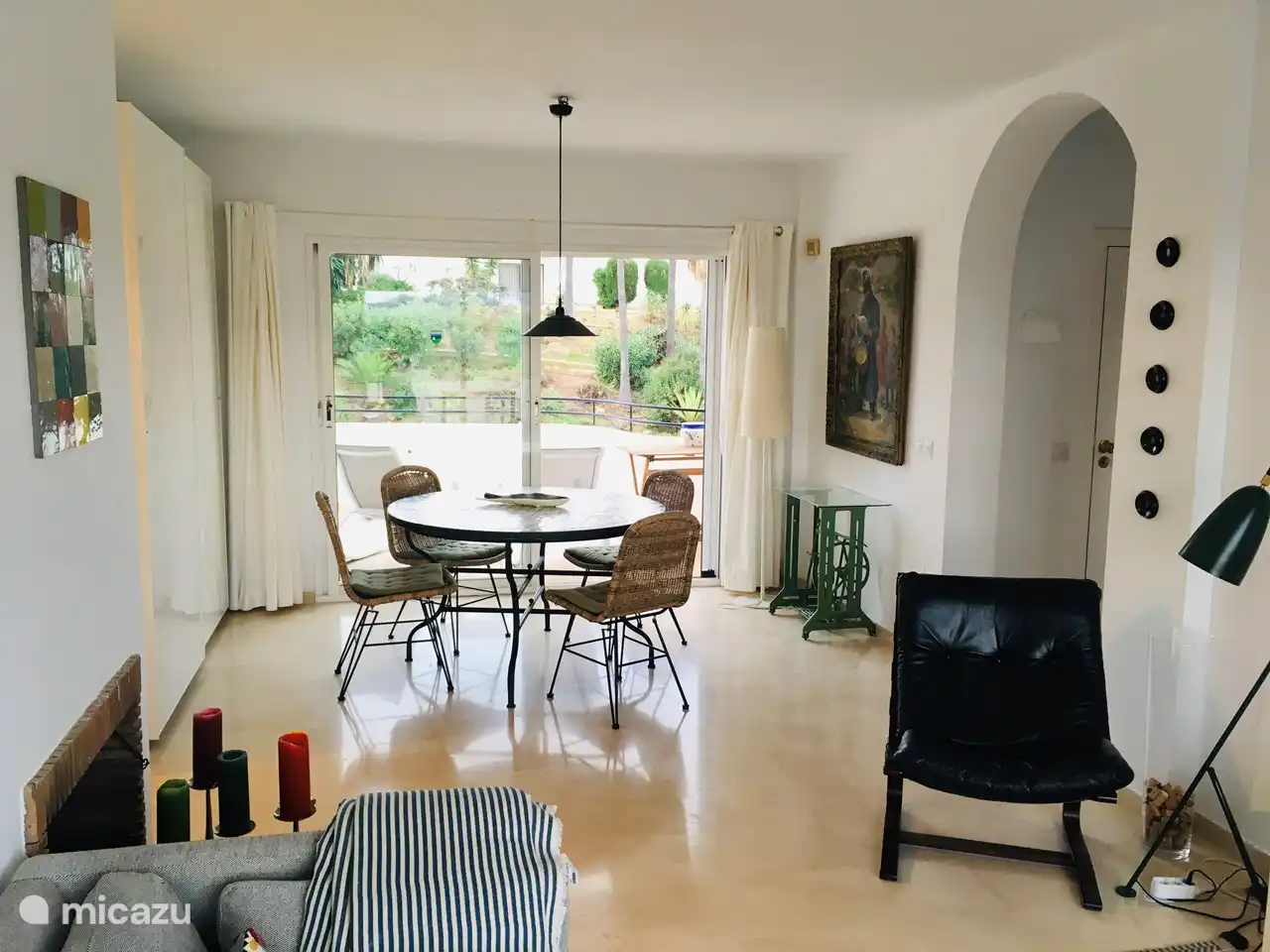 La salle à manger est reliée à la terrasse 2