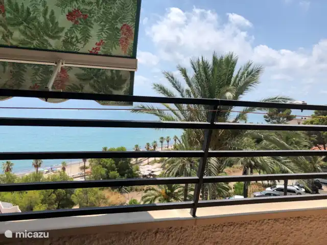 apartamento en España, Costa Dorada, Mont-Roig del Camp – El sueño Vista del bulevar y la playa desde la terraza. Equipado con toldos