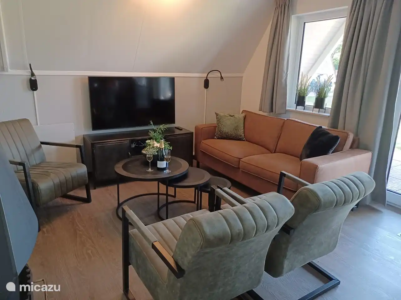 La zona de estar completamente renovada con lámparas de lectura y un televisor inteligente Samsung de 50 pulgadas con Chromecast incorporado para iniciar sesión en sus propias suscripciones al servicio de transmisión.