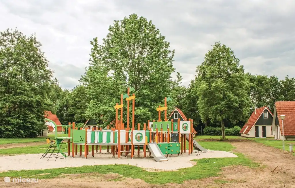 Varios equipos de juegos se pueden encontrar en el parque.