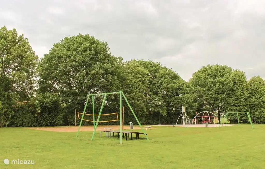 Para los jóvenes más grandes hay una cancha de tenis para todo clima, un teleférico, una cancha de voleibol y una sala de juegos.