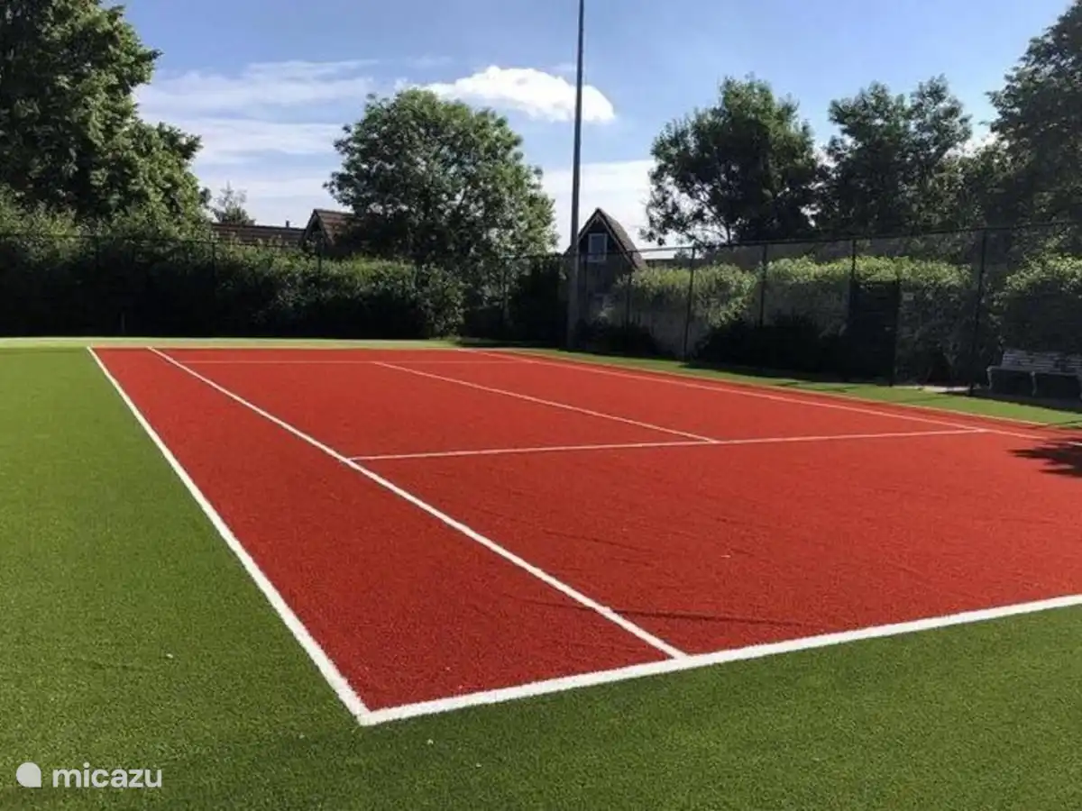 Para los jóvenes más grandes hay una cancha de tenis para todo clima, un teleférico, una cancha de voleibol y una sala de juegos.