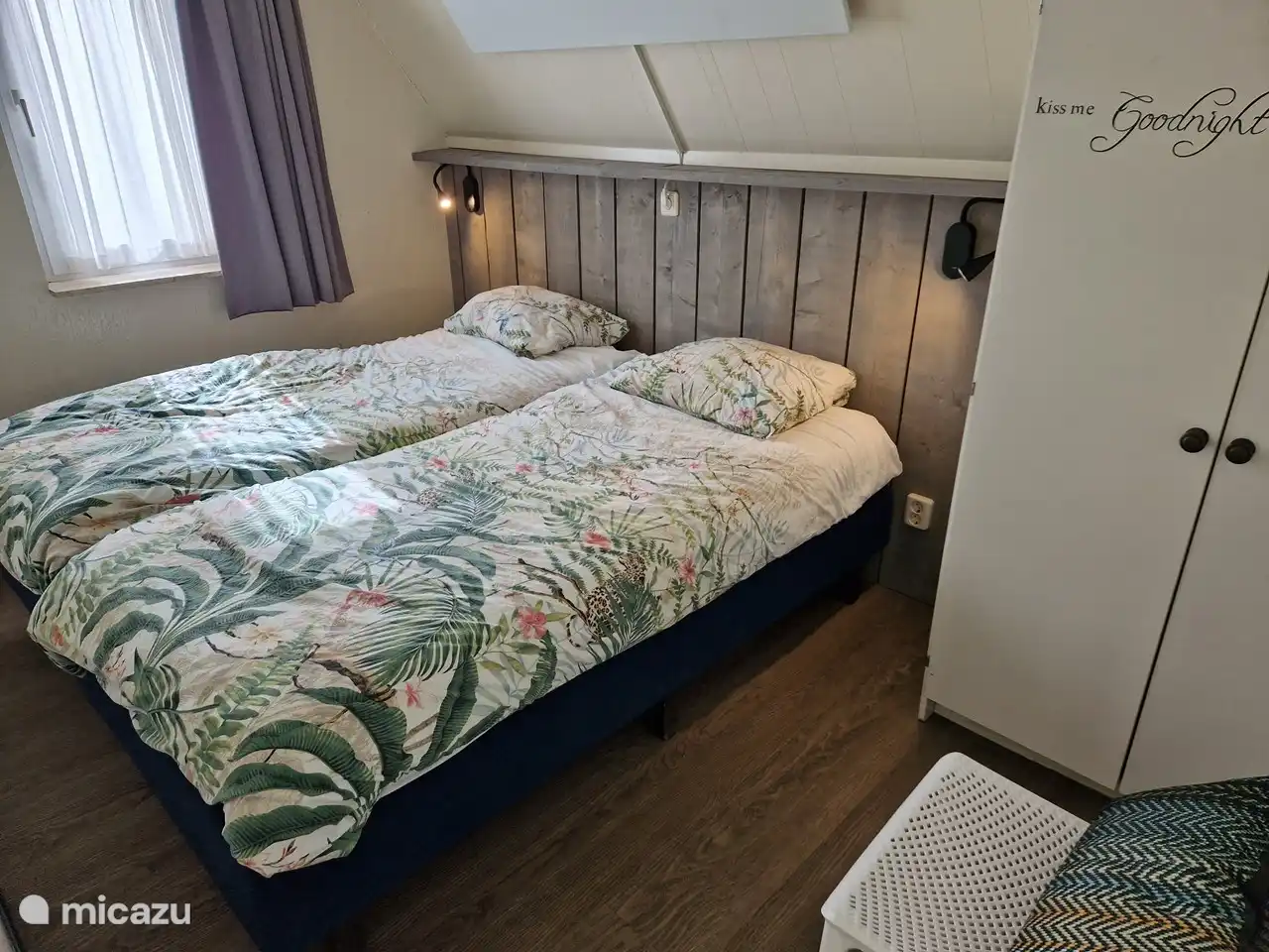 El dormitorio en la planta baja. Equipado con un armario fijo y un montón de espacio de almacenamiento. Las camas son fáciles de juntar.