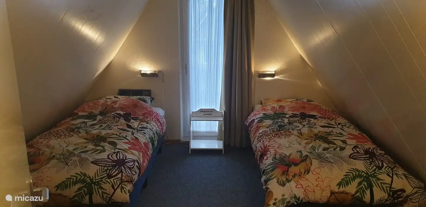 El dormitorio principal de la casa se encuentra arriba y tiene un balcón privado con vista al estanque. La habitación ofrece suficiente espacio para un lugar adicional para dormir para un niño pequeño en la cama de camping.