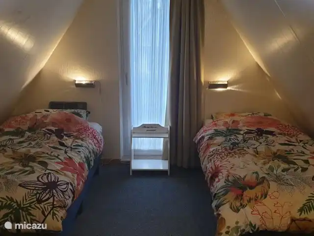 Maison de vacances confortable 't Gramsbergje | Pays-Bas, Overijssel, Gramsbergen - maison de vacances La chambre principale de la maison est située à l'étage et dispose d'un balcon privé donnant sur l'étang. La chambre offre suffisamment d'espace pour un couchage supplémentaire pour un petit enfant dans le lit de camping.