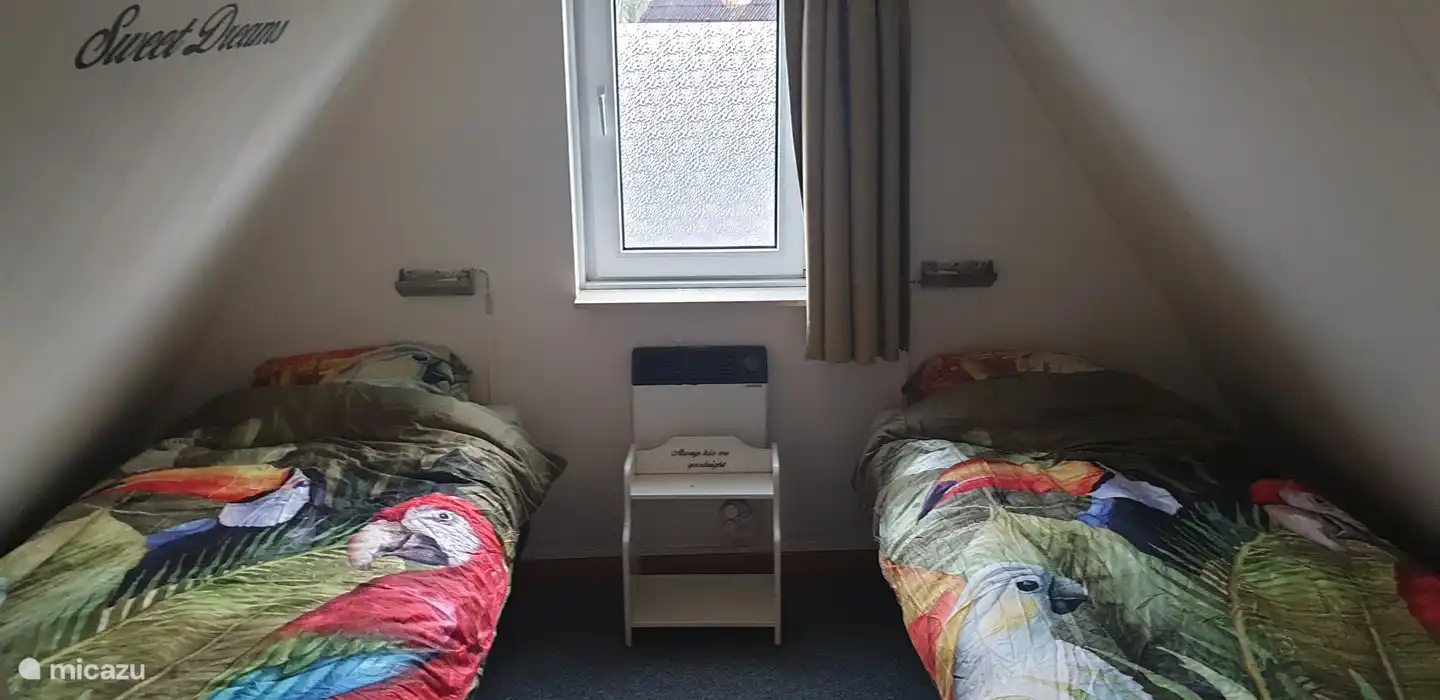 El más pequeño de los 2 dormitorios en el primer piso aún ofrece mucho espacio. Un gran armario está disponible en el rellano. Las camas son fáciles de juntar.