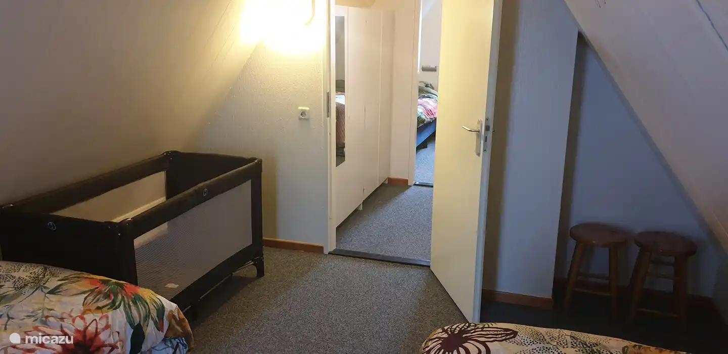 El dormitorio principal de la casa se encuentra arriba y tiene un balcón privado con vista al estanque. La habitación ofrece suficiente espacio para un lugar adicional para dormir para un niño pequeño en la cama de camping estándar.